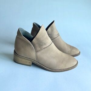 Eileen Fisher Cream Genuine Leather Ankle Boots size 7.5